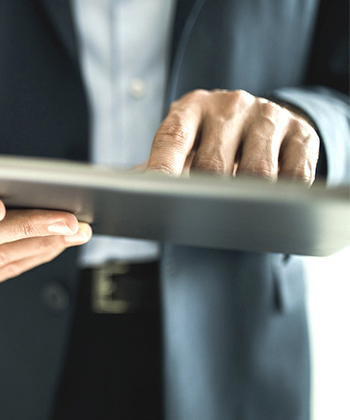 detail na ruce držící tablet