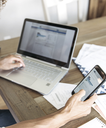 ruka držící telefon