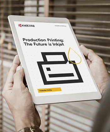 detail na tablet v rukách