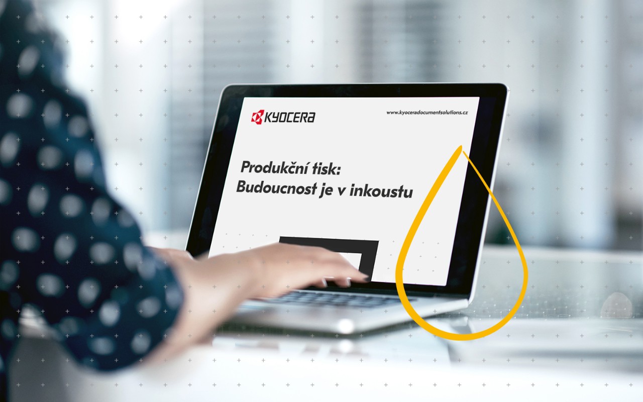 ruce píšící na notebooku