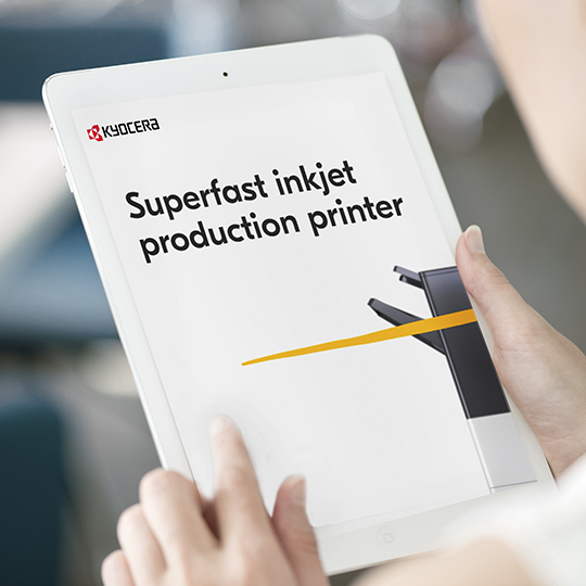 brožura TASKalfa 15000c v rukách