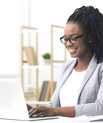 žena pracující na notebooku