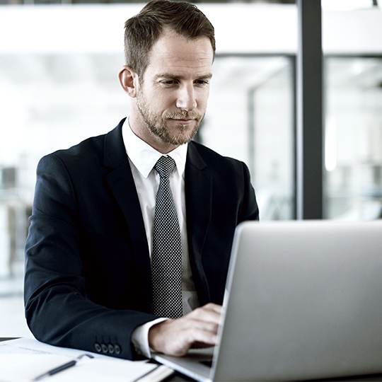 muž pracující na notebooku