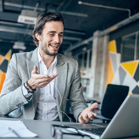 muž komunikující za notebookem