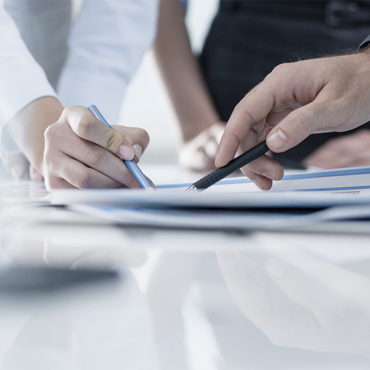 ruce nad vytištěnými dokumenty