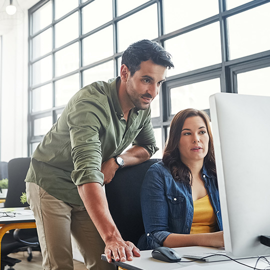 kolegové pracující v otevřeném prostoru kanceláře