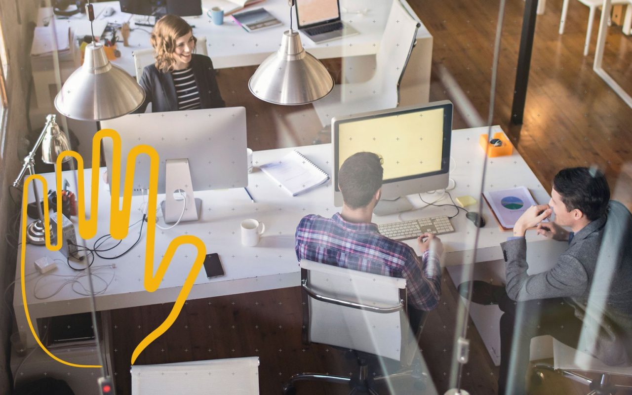 pohled na kancelář shora